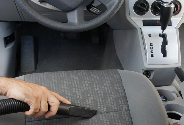 Vệ sinh thường xuyên để đảm bảo không gian trong ô tô luôn sạch sẽ thoáng mát
