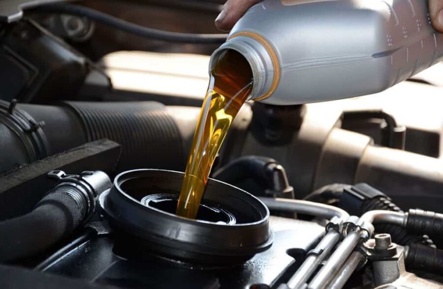 thay dầu nhớt định kỳ giúp tăng tuổi thọ cho ô tô